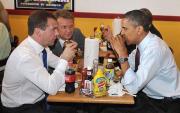 Obama - Medvedev eating Burgers